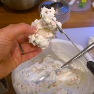 Leipäpalasia kuorrutetaan suolaisella kreemillä