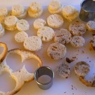 pähkinäleipäviipaleista muotilla otettuja pohjia suolaisiin leivonnaisiin