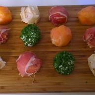 Kylmäsavulohella tai ilmakuivatulla kinkulla päällystetyt suolaiset leivonnaiset