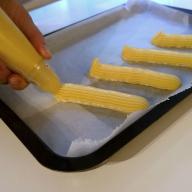 eclair taikinan pursotusta leivinpaperille