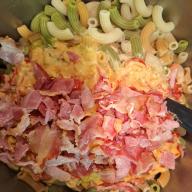 Värikäs pekonipasta