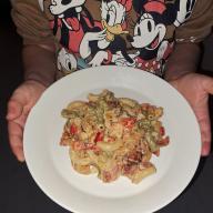 Värikäs pekonipasta
