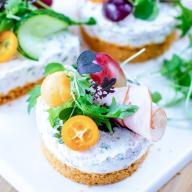 Hyydytetty voileipäkakku korppujauhopohjalla