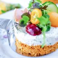 Hyydytetty voileipäkakku korppujauhopohjalla